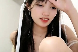 Amateur Asian teen sucks this big hard cock