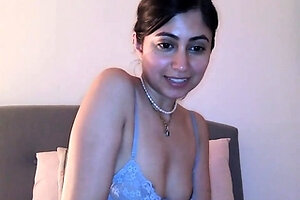 Cute amateur webcam teen girl toying pussy on webcam