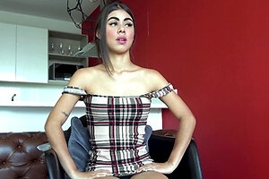 Tiny latina teen does favors on casting