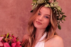 Hot teen blondie reveals her fresh pussy