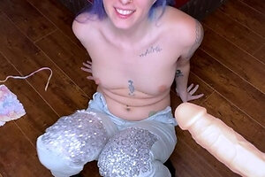 Hot amateur teen girl toying pussy in bed on webcam