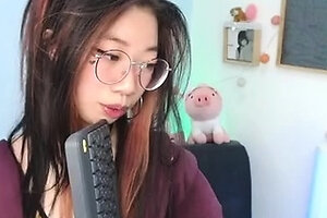 Amateur Webcam Cute Teen Plays Solo with Big Dildo